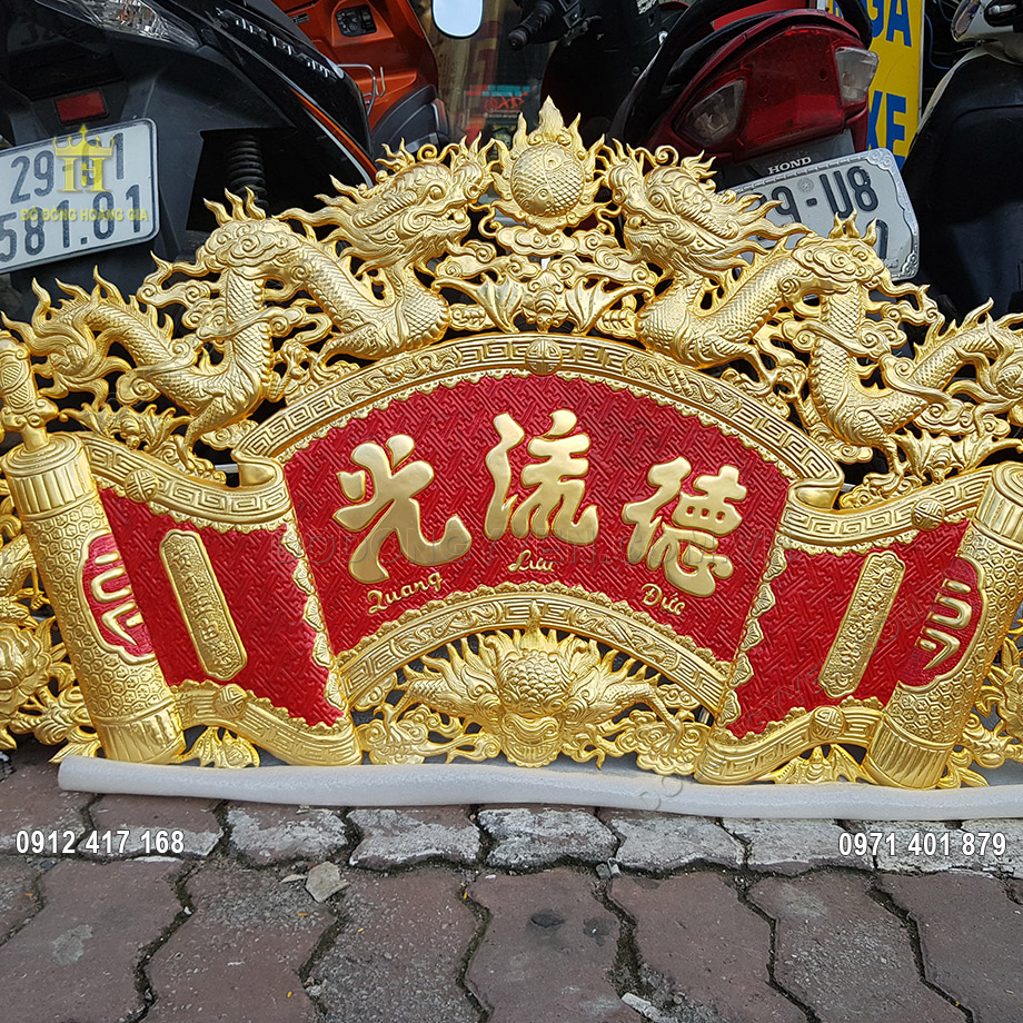 Ở trung t&acirc;m cuốn thư l&agrave; chữ Lưu Quang Đức được chạm th&uacute;c tỉ mỉ bằng tiếng H&aacute;n